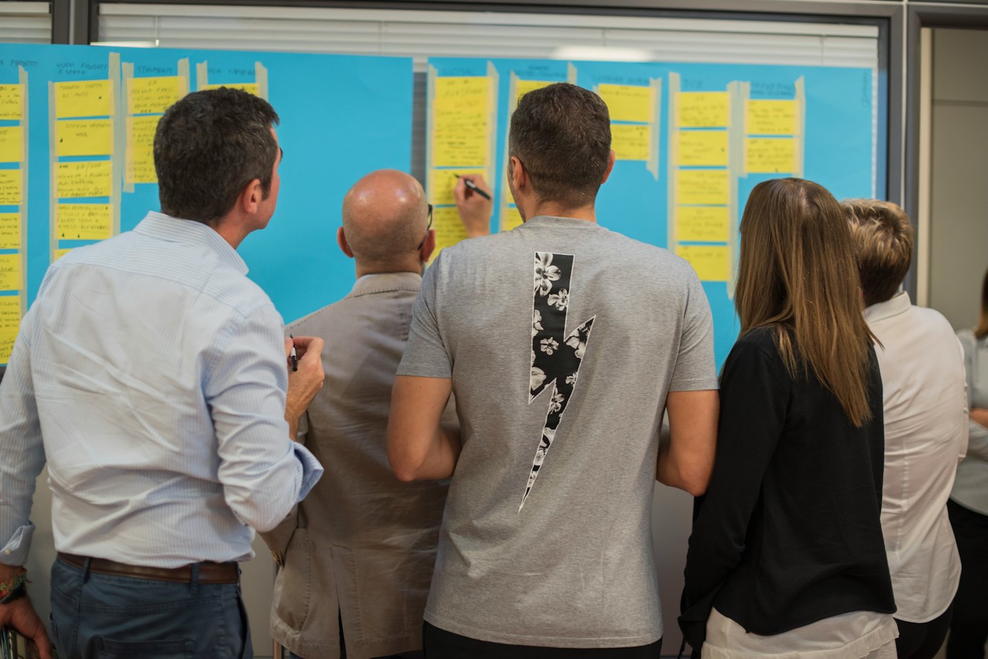 Professionisti diversi che fanno brainstorming di idee su post-it.