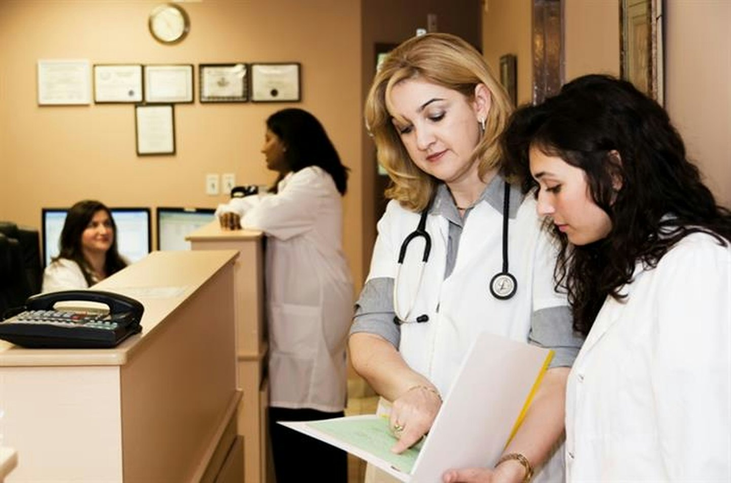Due medici che esaminano documenti medici in un ufficio clinico.