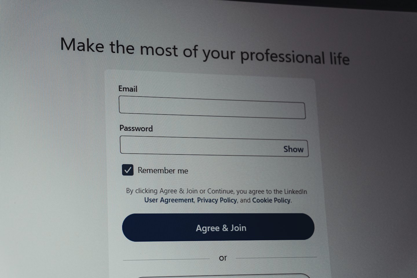 Uno schermo di computer mostra un modulo di accesso a una rete professionale.