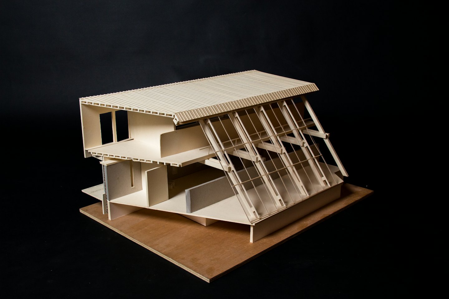 Modello architettonico di un edificio moderno con tetto ondulato.